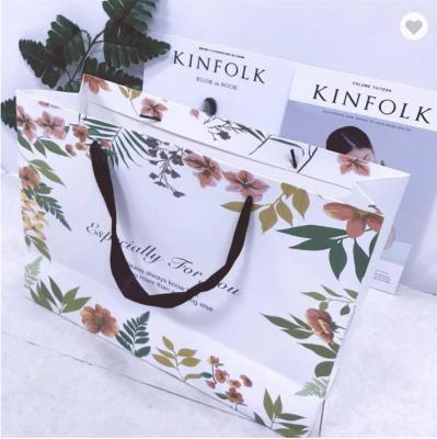 Cina Matt Laminated Gusset Paper Bag che imballa Art Paper Luxury Gift Bags con il fiore in vendita