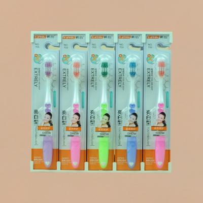 China Wholesale Hanhoo703(30Holder/Box) Disposable Medium Supermarket Hair Toothbrush Daily Necessities for sale