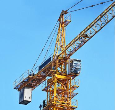 China Gele toren kraan bouw met mobiele chassis Te koop
