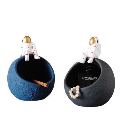 China The Nordic Creative Ceramic Astronaut Minimalist Desktop Decoration Porch Entry Key Storage Living Room Home Decoration Furnishing for sale