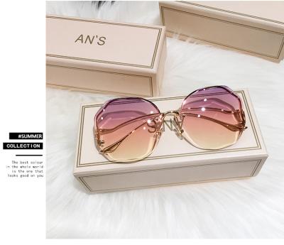 China Fashion Sunglasses New Arrival Luxury Metal Frame Sunglasses Women for sale