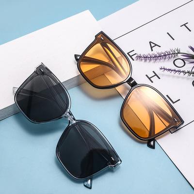 China Fashion Sunglasses 2021 Classic Square Frame Sunglasses Fashion UV400 Sunglasses Women Trendy Shades for sale