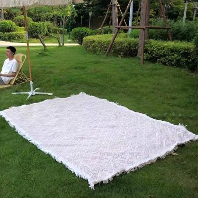 China 2022 New Custom Lightweight Waterproof Picnic Blanket Waterproof Large Durable Outdoor Blanket With Tote Aluminum Coating Beach Mat for sale