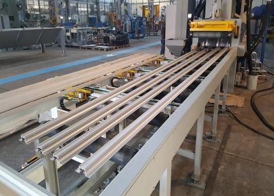 China Rollenbahn-verdrängte automatische Strahlenen-Maschine für Aluminium Produkte zu verkaufen