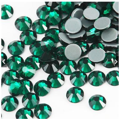 China Flatback Emerald Dark Green Color Iron On Strass Flatback Hotfix Wedding Crystal Stones Glass Beads For Fix Rhinestones for sale