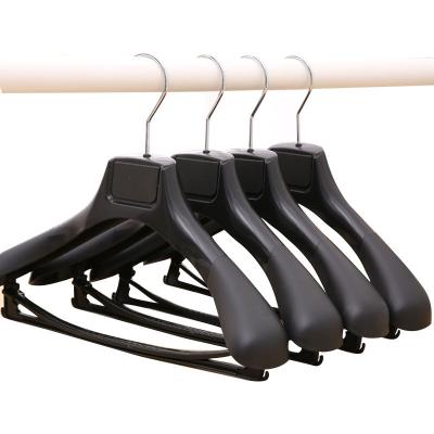 China Simple Luxury Suit Hanger Clothes Hotel Guest Room Hanger With Bar Black Plastic Coat Hanger for sale