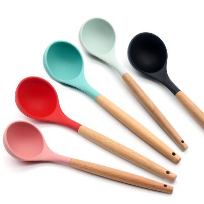 China Viable Silicone Kitchen Tool Heat Resistant Soup Ladle with Wooden Handle for Kitchen Silicone Soup Ladle Spoon zu verkaufen