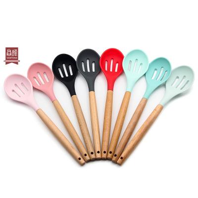 China Hot Sale Food Grade Silicone Kitchen Durable Ultra Heat Resistant Silicone Slotted Spoon With Beech Handle zu verkaufen