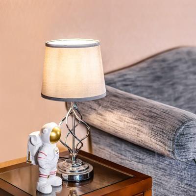 China Luxury Artistic Modern Home Hotel Bedroom Silver Living Room Table Lamp Metal Decoration Bed Side Table Lamp for sale