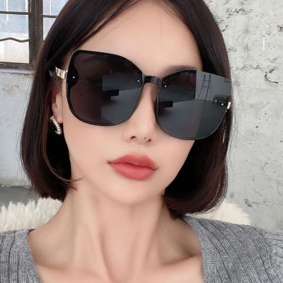 China Fashion Sunglasses KADIMA Eyewear 6082 New Fashion Eyewear 6082 Cat Eye Sunglasses Gradient Color Irregular Lenses for sale