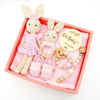 China Organic Soft Toy Baby Shower Gift Set Keepsake Gift Baby Box Cover Packing Baby Teether Rattle Set for sale