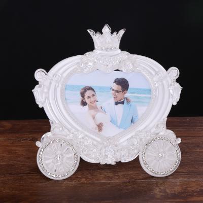 China Crystal Picture Frame Eco-friendly Wedding Decoration Gifts Carriage Lovers Picture Wedding for sale