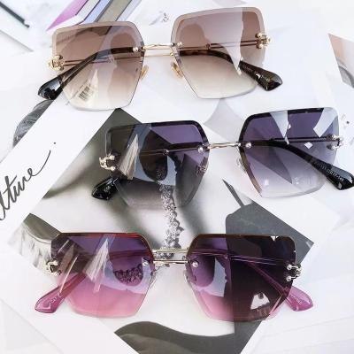 China 10 Years Experience Custom Sunglasses Women Design Fashion Square Luxury Premium Rimless Sunglasses for sale