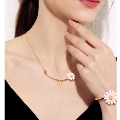 China Trendy 2021 fashion18K gold plated small beautiful white daisy flower pendant jewelry set for sale