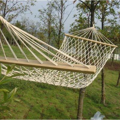 Chine Durable Camping Hammock With Wooden Bar Swing Hammock Chair Garden Hammock à vendre