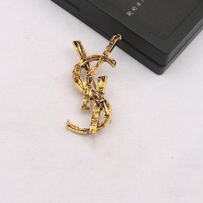 China ALLOY Letter Brooches Women Design Luxury Lapel Pin Brooch Fashion Girl Suit for sale