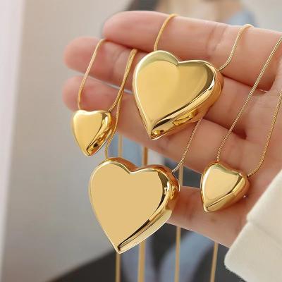 China Large Peach Heart Necklace 14k Heart Shaped Necklace Female Shiny Titanium Steel Personality Fashion Non-fading Heart Necklace for sale