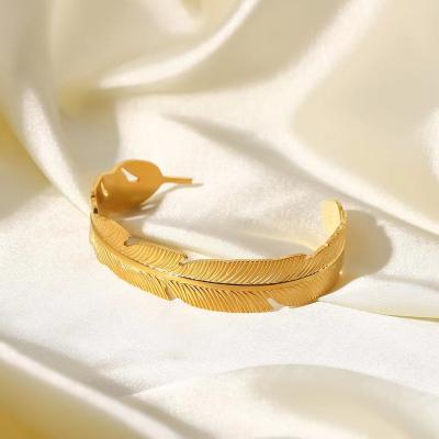 China Water Make Gold 2023 Newest 18K Vacuum Resistant Stainless Steel Plating Tide Hand Decoration Wide Face Large Opening Palm Leaf Bangle for sale