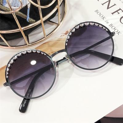 China Fashion sunglasses OEM custom in stock retro stock pearl metal Lennon round sunglasses uv400 women sunglasses hippie sellers for sale