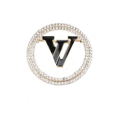 China Fashionable 2023 custom Luxury Brand Designer heart white Double C Letter pearl Full Rhinestone Brooch Pin CC brooch pin hijab luxury for sale