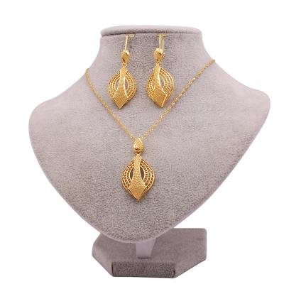 China Vintage Dubai Gold Ladies Necklace Earrings Hot Selling Indian Bridal Wedding Pendant Set For Gift for sale