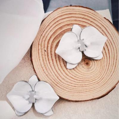 China Environmental Friendly New Chinese Orchid Series Enamel Earrings Elegant and Simple White Earrings for sale