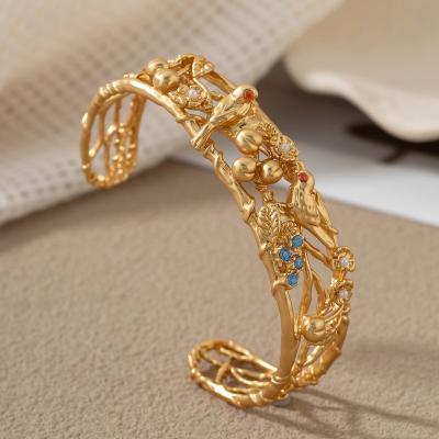 China Environmental Friendly Chinese style palace retro exquisite copper plated 18K real gold bracelet ancient style flower and bird opening bracelet for sale