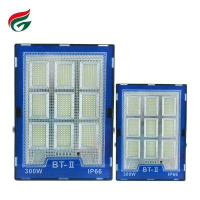 China Garden Outdoor Rechargeable IP66 Led Flood Light With Light Control Security 300W Remote Control Solar Flood Light for sale