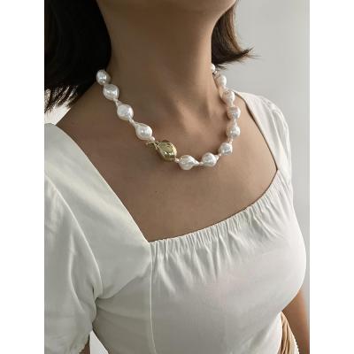 China Baroque Imitation Pearl Big Pearl Necklace N0489 Fashionable Brass Beads Beaded Clasp Toggle Necklaces For Women Large Baroque Imitation Pearl Necklace With Irregular Brass Bead for sale