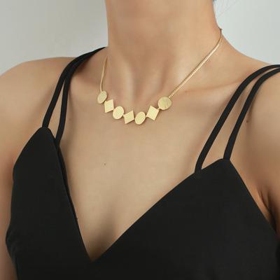 China Brushed Gold Plated Coin Choker Necklace N0484 Gold Plated Brushed Jewelry Geometric Tasty Thin Herringbone Necklaces Metal Coin Choker Chains New 2021 for sale