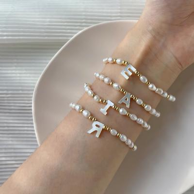 China Freshwater pearl with etter shellbracelets B0022 initial boho natural freshwater pearl bracelets for women best romantic shell bracelets initial letter gift for sale