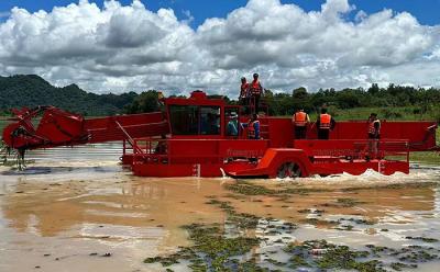 China 10 de capacidad cúbica de la máquina cortadora de maleza del lago se utilizan para recoger y limpiar las plantas de agua de los ríos en venta