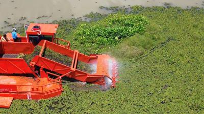 Chine 18 CBM/20 tonnes Bateau de coupe de plantes aquatiques / récolteuse Hyacinthe d'eau Coupe et collecte de l'herbe de canard à vendre