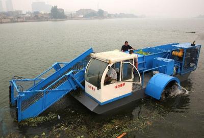 China 8 Kubikkapasität See Unkraut Schneider Maschine für Fluss-Wasseralge Reed Harvester zu verkaufen