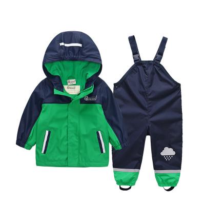 Chine vestes imperméables fonctionnelles de capot de pluie d'équipements en gros de haute qualité de vestes avec les ensembles durables de pantalon d'unité centrale pour des enfants à vendre