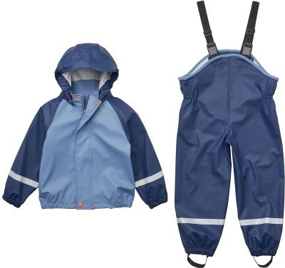 China chaqueta con capucha impermeable de la PU de la lluvia de los niños del engranaje del modelo al aire libre de la marina de guerra con el equipo de los deportes de los pantalones del babero de la liga en venta