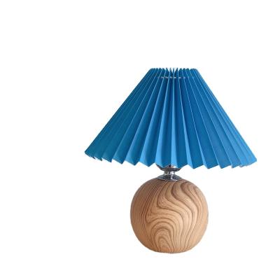 China Dongguan Retro Girl Home Decorative Folding Bedside Lamp Bedroom Creative Ceramic Table Lamp for sale