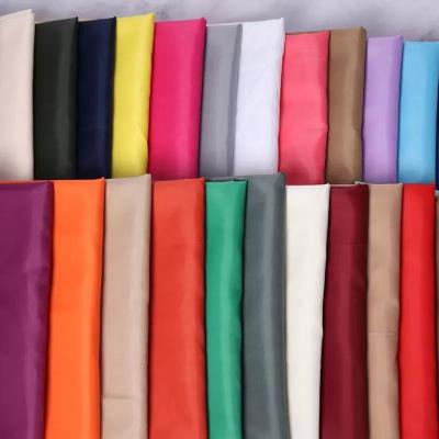 China 150D/144F Nylon Polyester Waterproof Fabric 68x68 Density 58/60 with 4-5 Abrasion Resistance Te koop