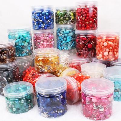 China Modern wholesale handmade diy acrylic beads jewelry plastic beads accessories set handmade mixed beads bag à venda