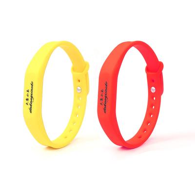 China Adjustable Passive Silicone RFID Wristband NFC Waterproof Smart Wristband RFID TAG RFID Tag / Wristband NFC Smart Band for sale