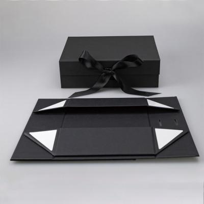 China Recyclable Ribbon Handle Closure Lid Kraft Paper Magnetic Gift Boxes for sale