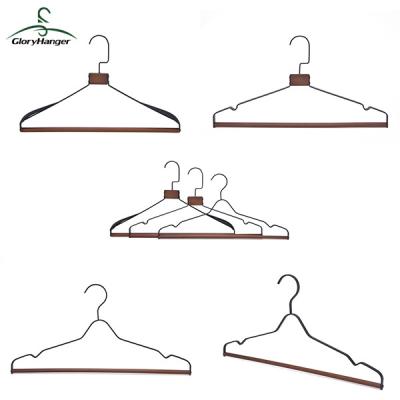 China Factory Manufacturer Custom Metal Black CLASSIC Metal Hanger with Wooden Trouser Bar for sale