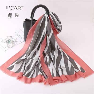 China 2020 Polyester Pattern Animal Scarf Long Scarf Hot Sale Canvas Printed Muslim Scarf For Women for sale