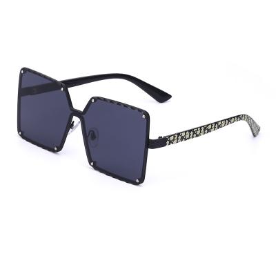 China Fashion sunglasses 2021 retro sunglasses metal rivet oversized square sunglasses women for sale