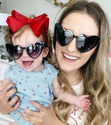 China Anti UV400 Wholesale 1 Set 2 Pcs Matching Mother And Daughter UV400 Glasses Shades Love Peach Heart Mom And Me Sunglasses 2021 for sale