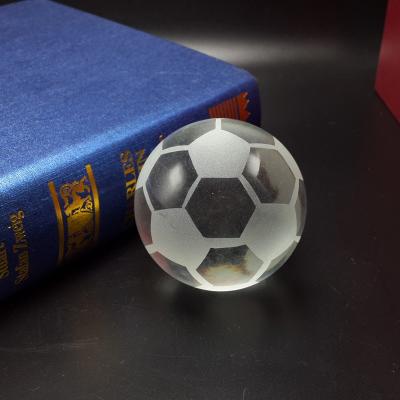 China Europe's Best Wholesale Crystal Ball Paperweight Sports Ball Football Souvenirs Gift for sale