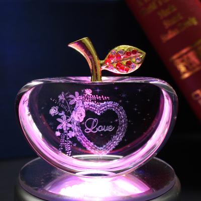 China Lovely Europe Valentines Day Gifts Favors Crystal Engraving Love Wedding Door Gifts For Guests for sale