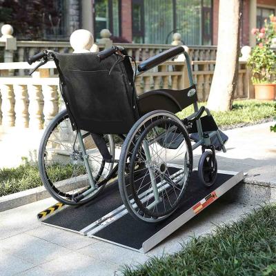 Chine Rampe de fauteuil roulant léger Rampe en aluminium antidérapant pour la maison Capacité de chargement 600lbs à vendre