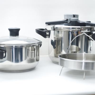 China Sustainable Clamping Stainless Steel Pressure Cookers With Steamer And With Glass Cover for sale