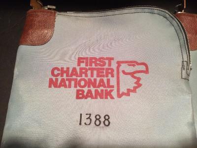 China los bolsos Zippered blanco del banco de la lona 16oz bordan el logotipo incombustible en venta